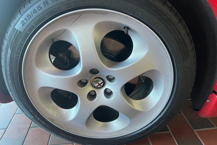 Rød Alfa Romeo Spider fra 1995