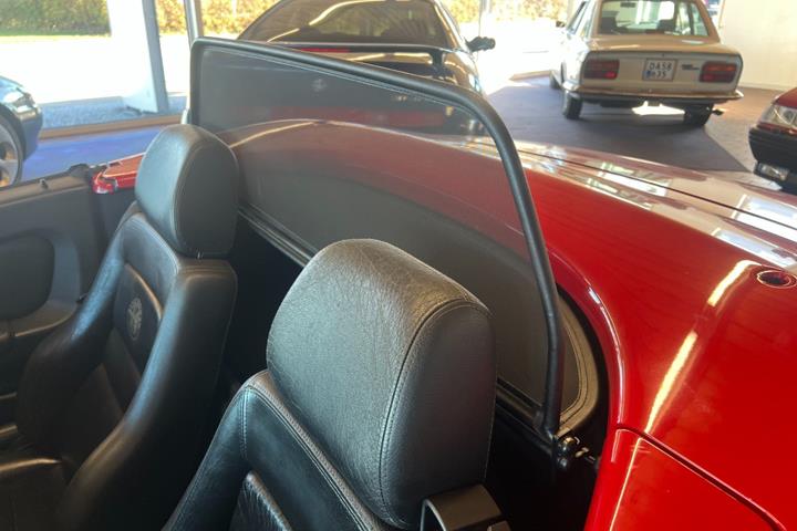 Rød Alfa Romeo Spider fra 1995