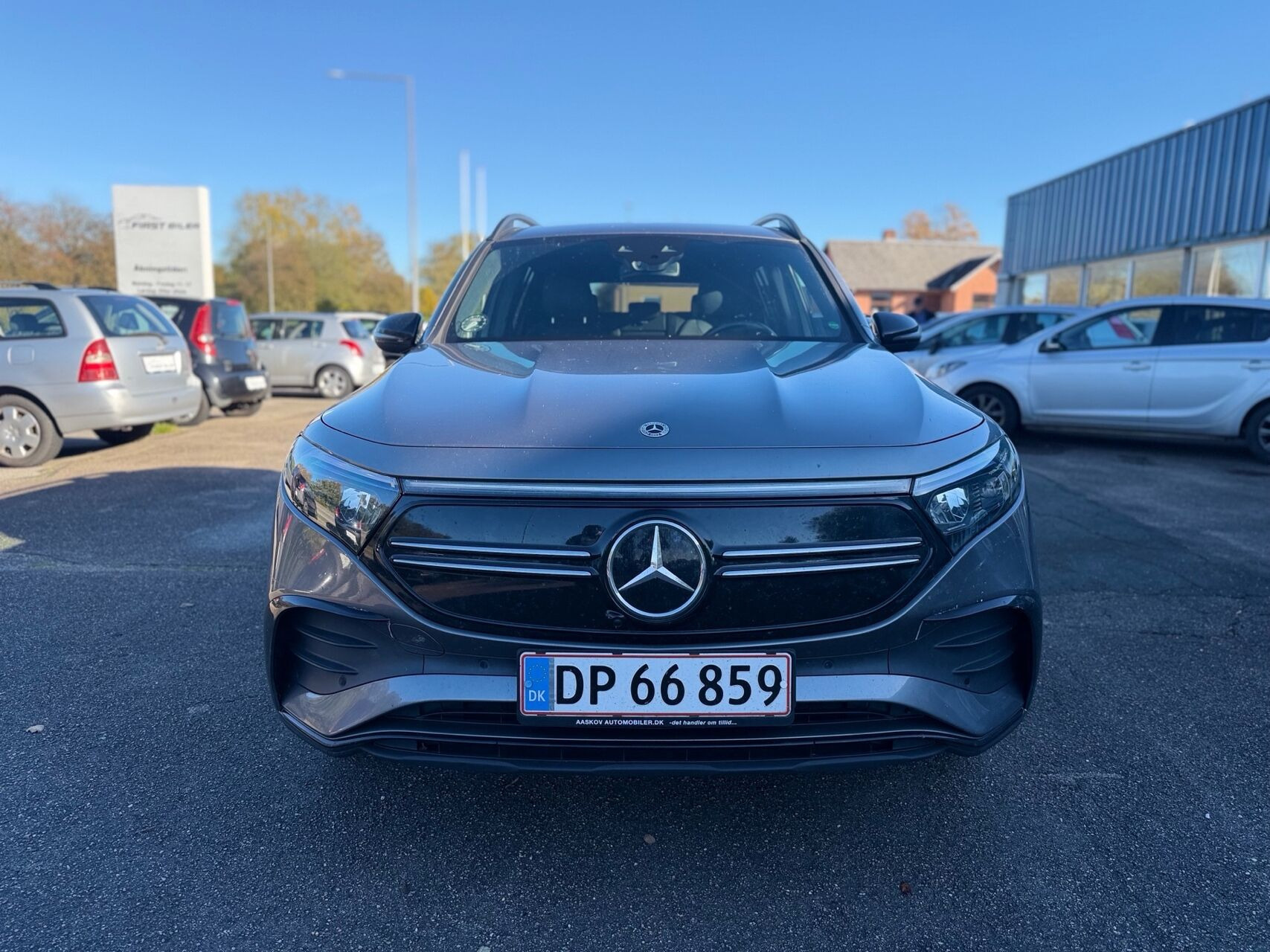 Grå Mercedes EQB350 fra 2022