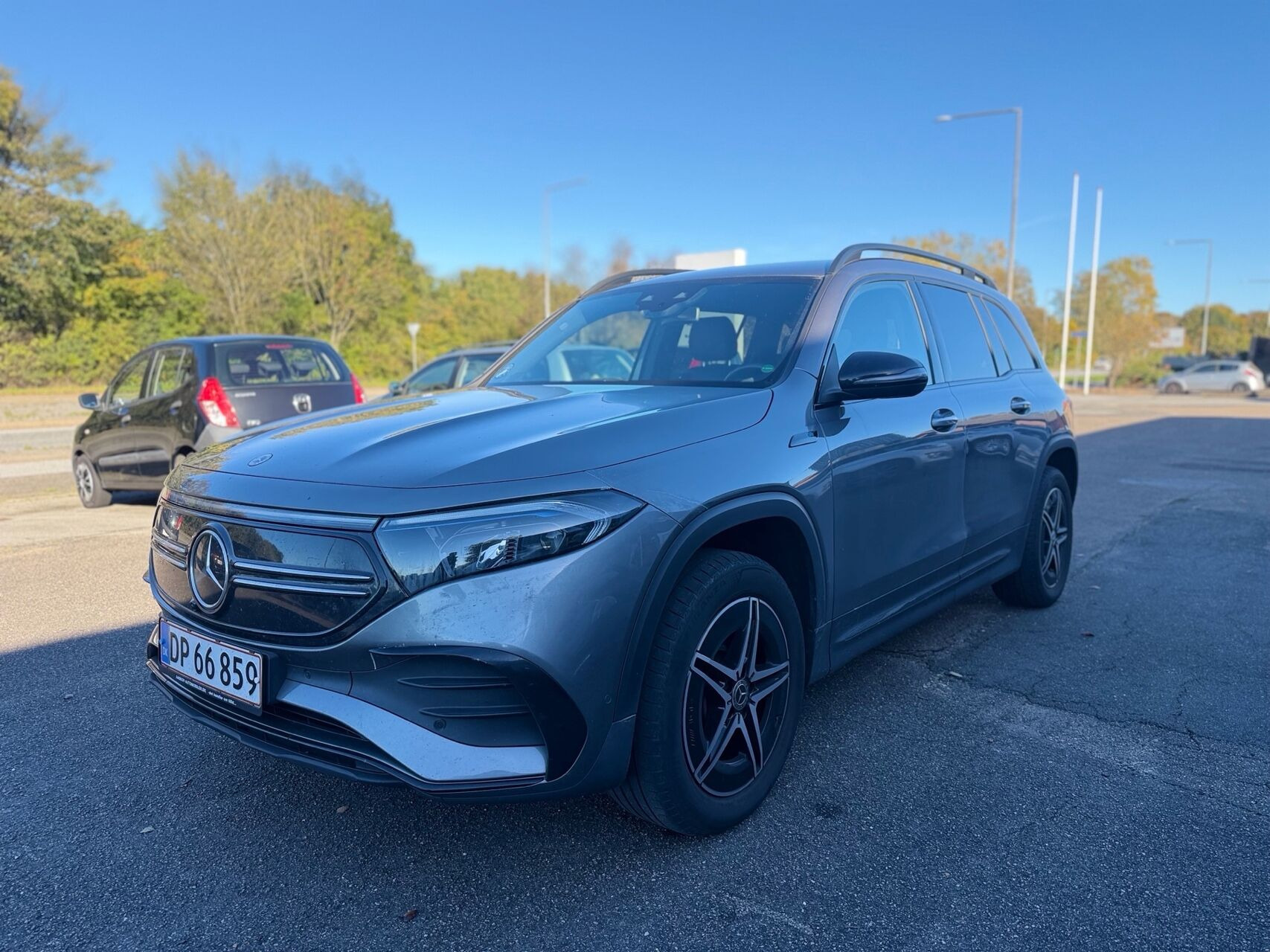 Grå Mercedes EQB350 fra 2022