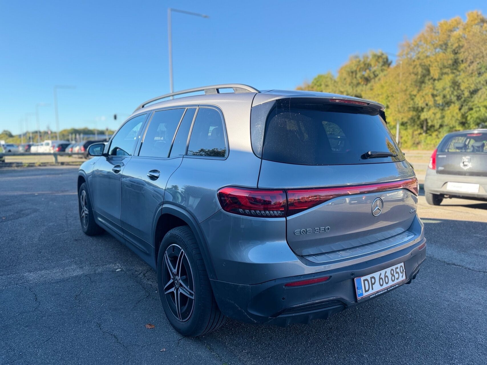 Grå Mercedes EQB350 fra 2022