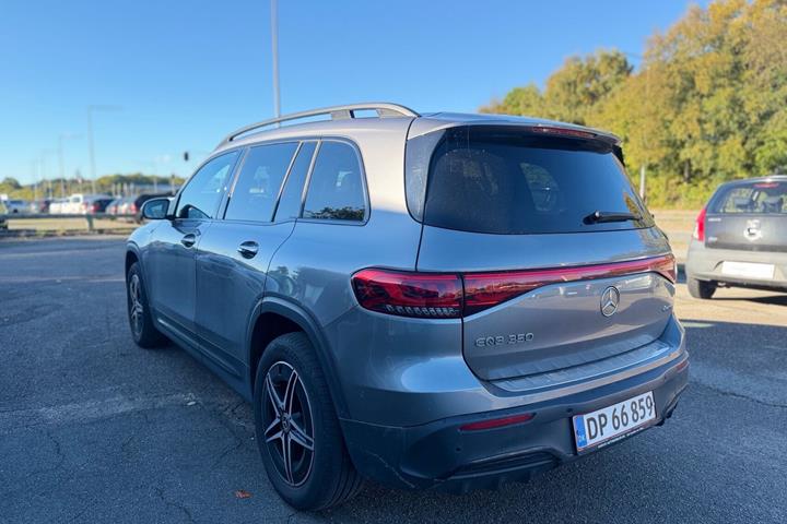 Grå Mercedes EQB350 fra 2022
