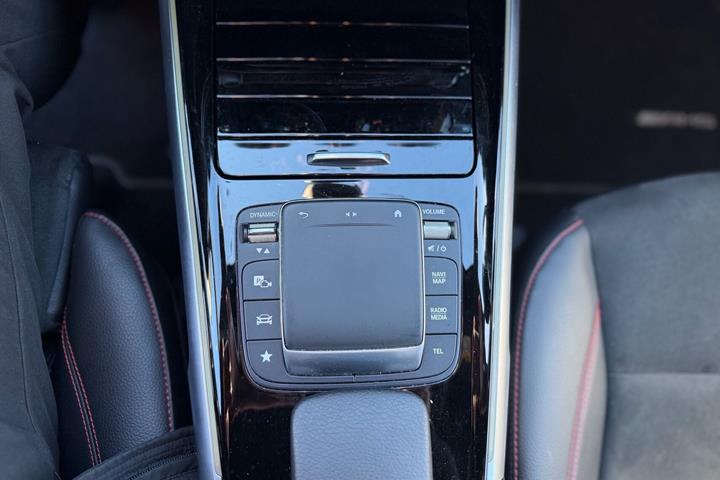 Grå Mercedes EQB350 fra 2022