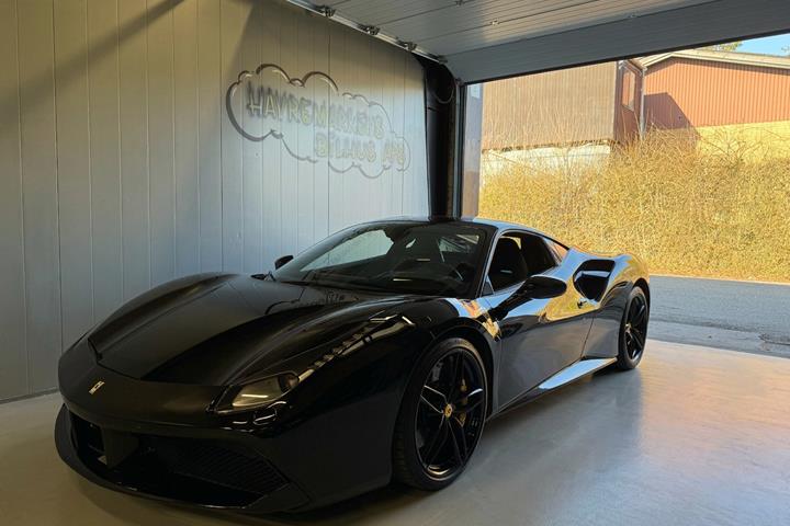 Sort Ferrari 488 GTB fra 2017