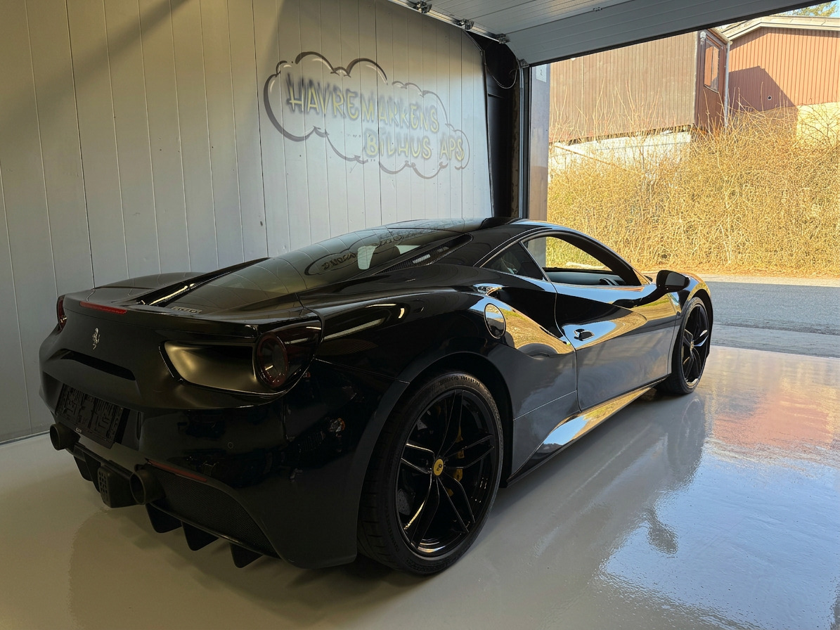 Sort Ferrari 488 GTB fra 2017