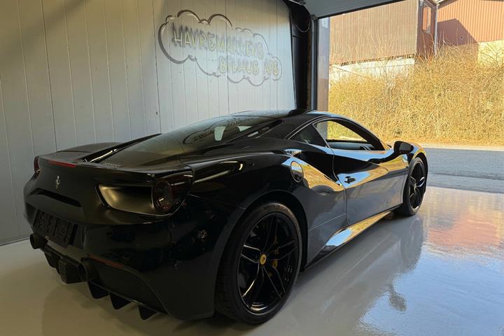 Sort Ferrari 488 GTB fra 2017