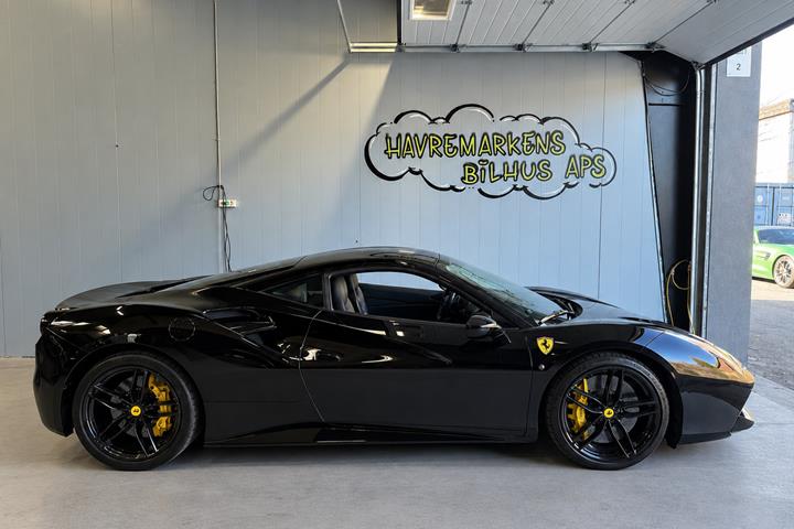 Sort Ferrari 488 GTB fra 2017