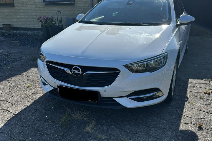 Hvid Opel Insignia fra 2018