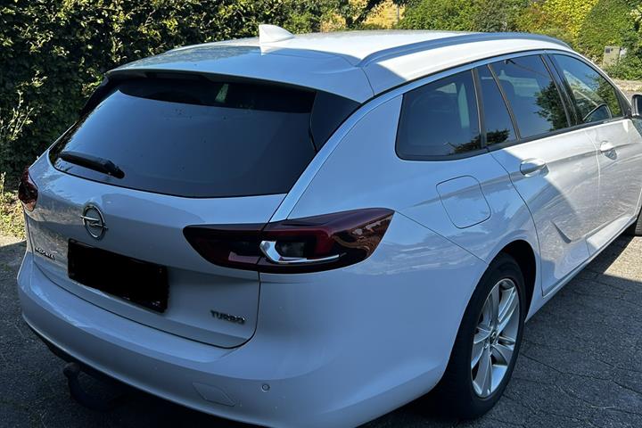 Hvid Opel Insignia fra 2018