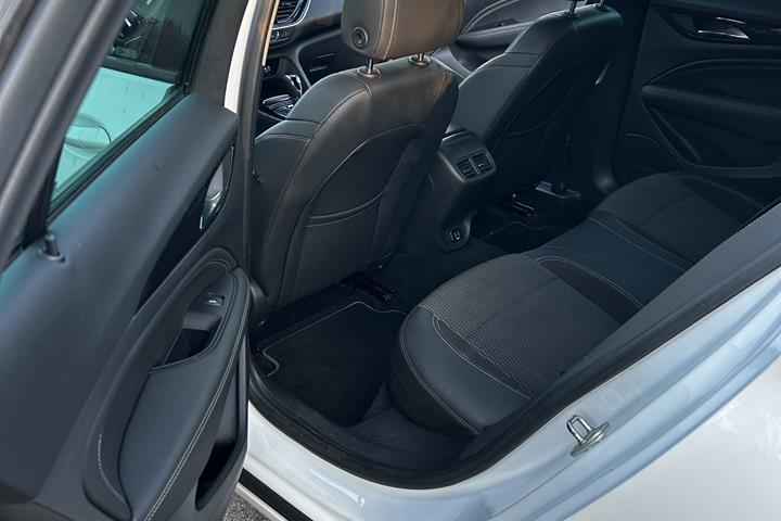 Hvid Opel Insignia fra 2018