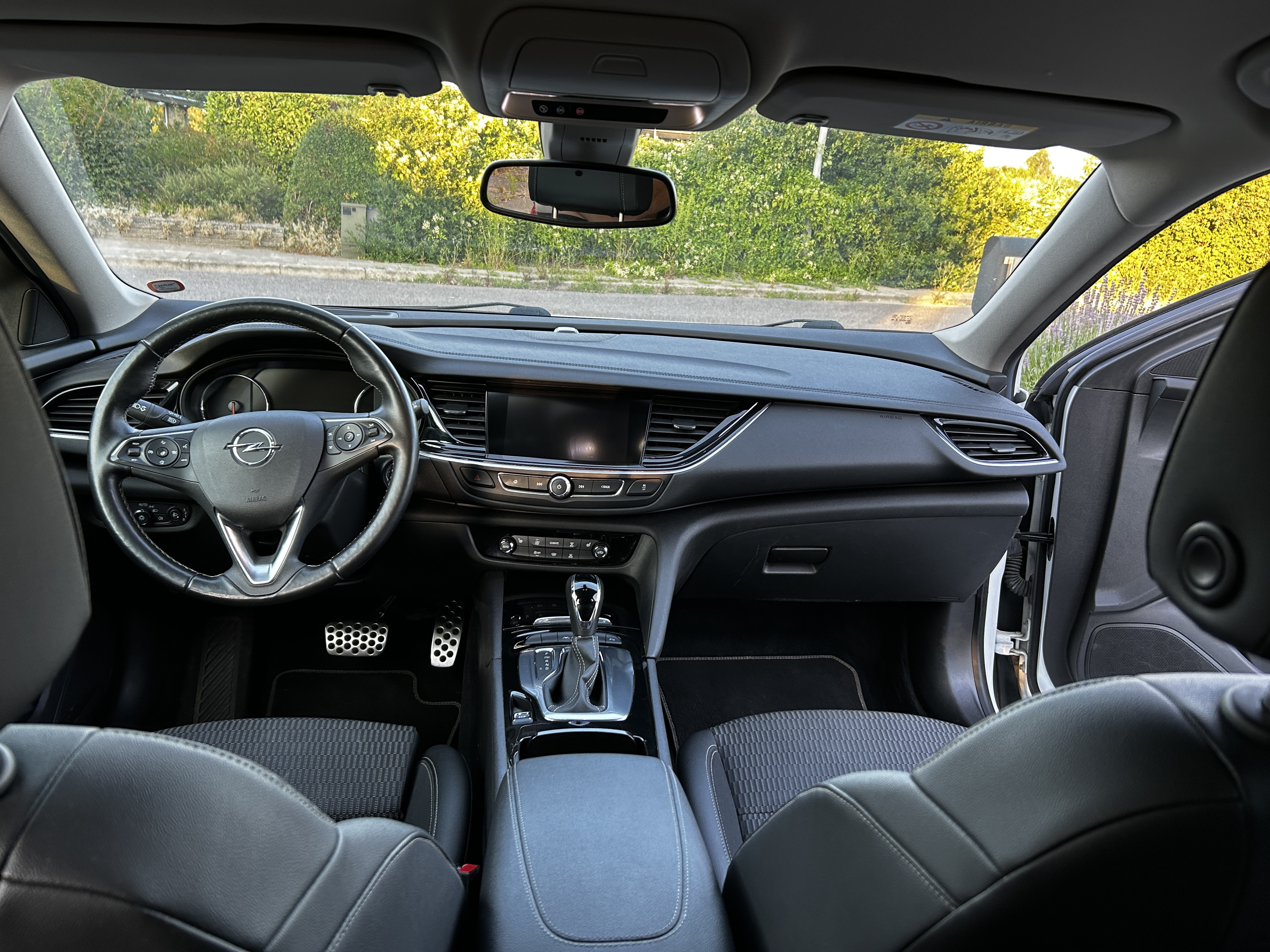 Hvid Opel Insignia fra 2018