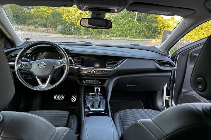 Hvid Opel Insignia fra 2018