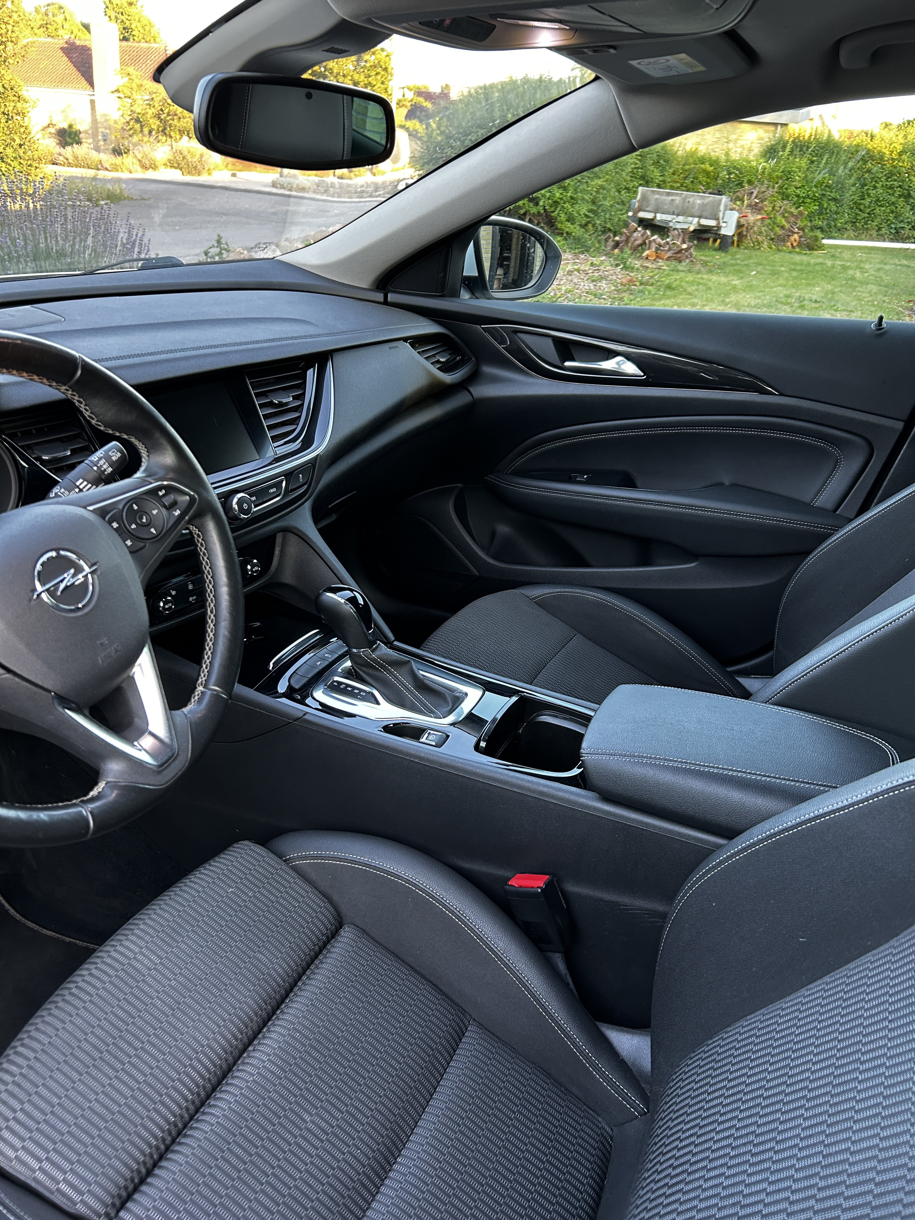 Hvid Opel Insignia fra 2018