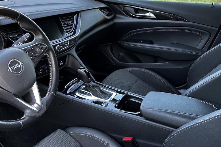 Hvid Opel Insignia fra 2018