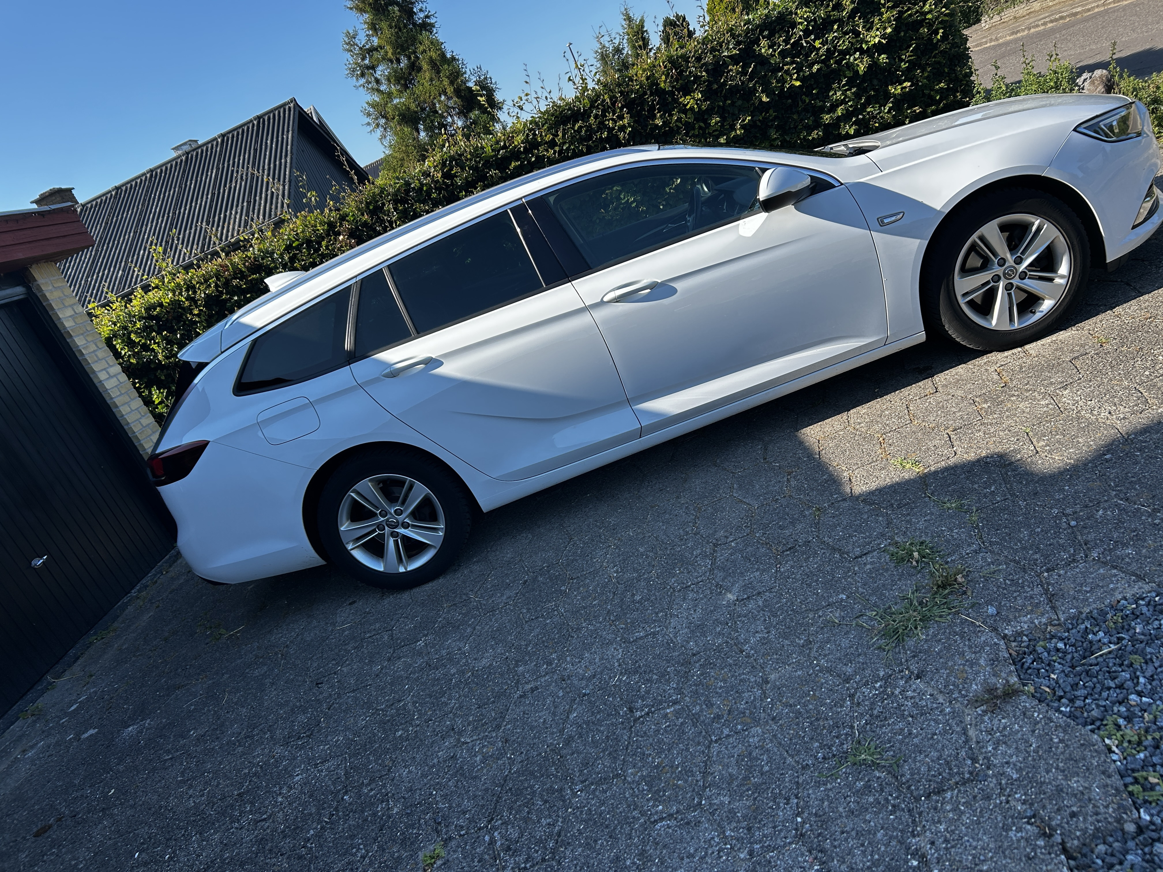 Hvid Opel Insignia fra 2018