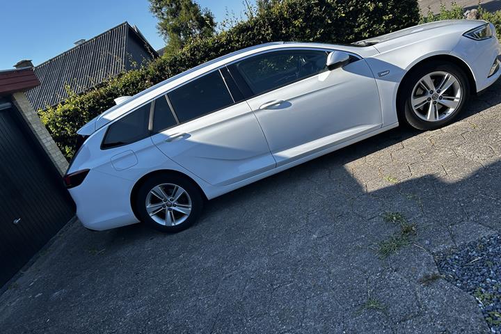Hvid Opel Insignia fra 2018