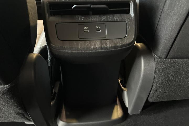 Grå Nissan Ariya fra 2026