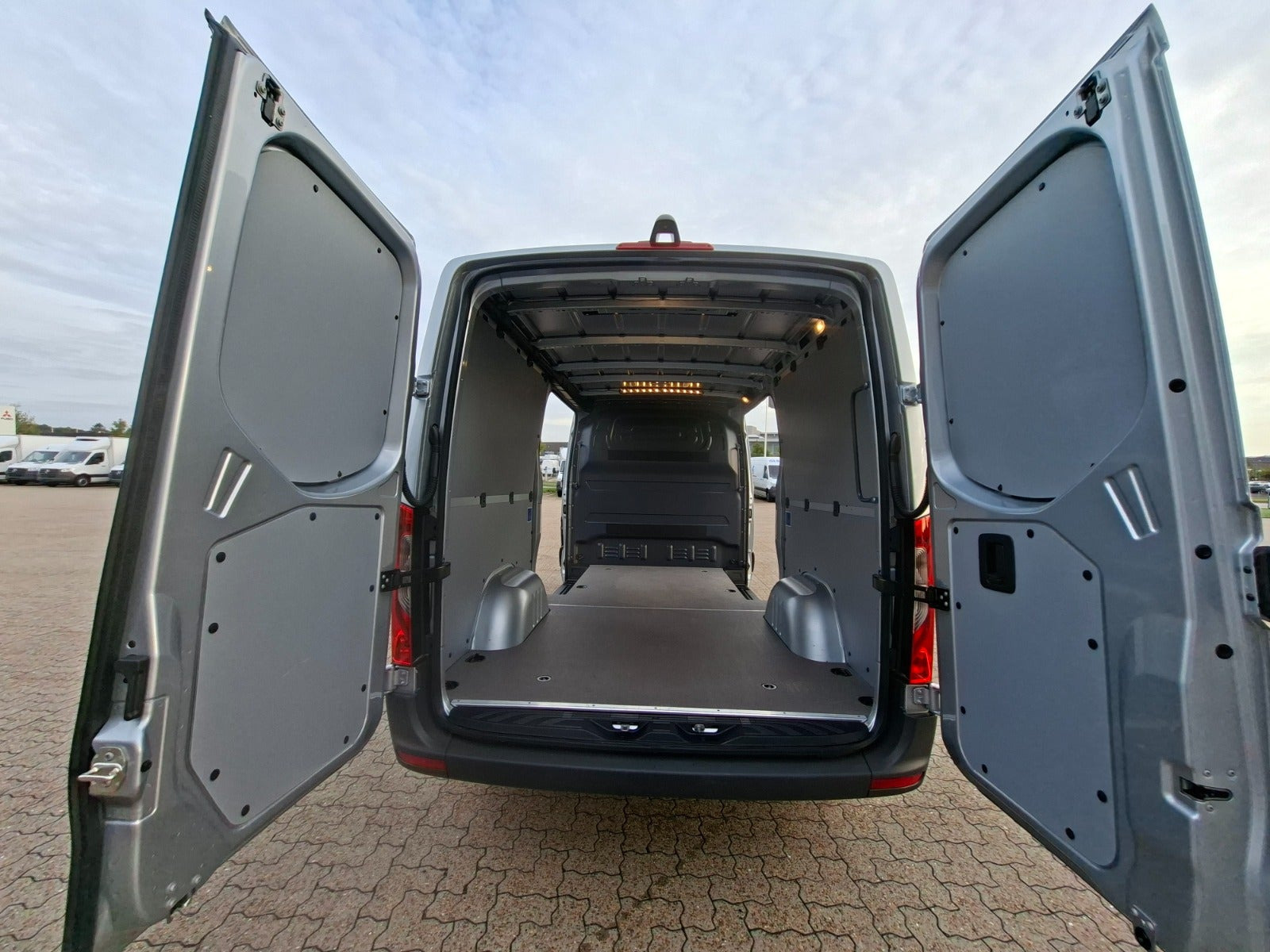 Sølv Mercedes Sprinter 317 fra 2024