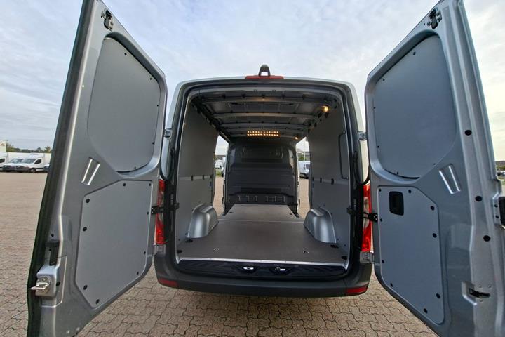 Sølv Mercedes Sprinter 317 fra 2024