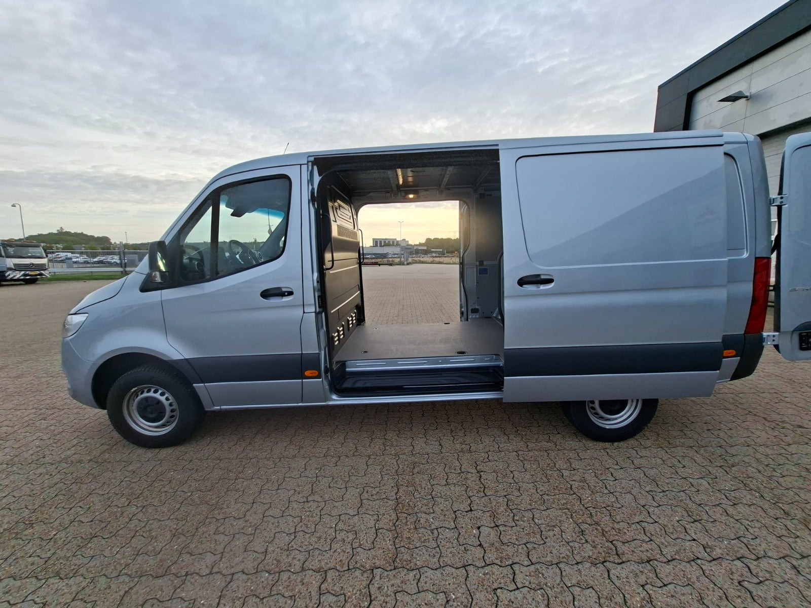 Sølv Mercedes Sprinter 317 fra 2024