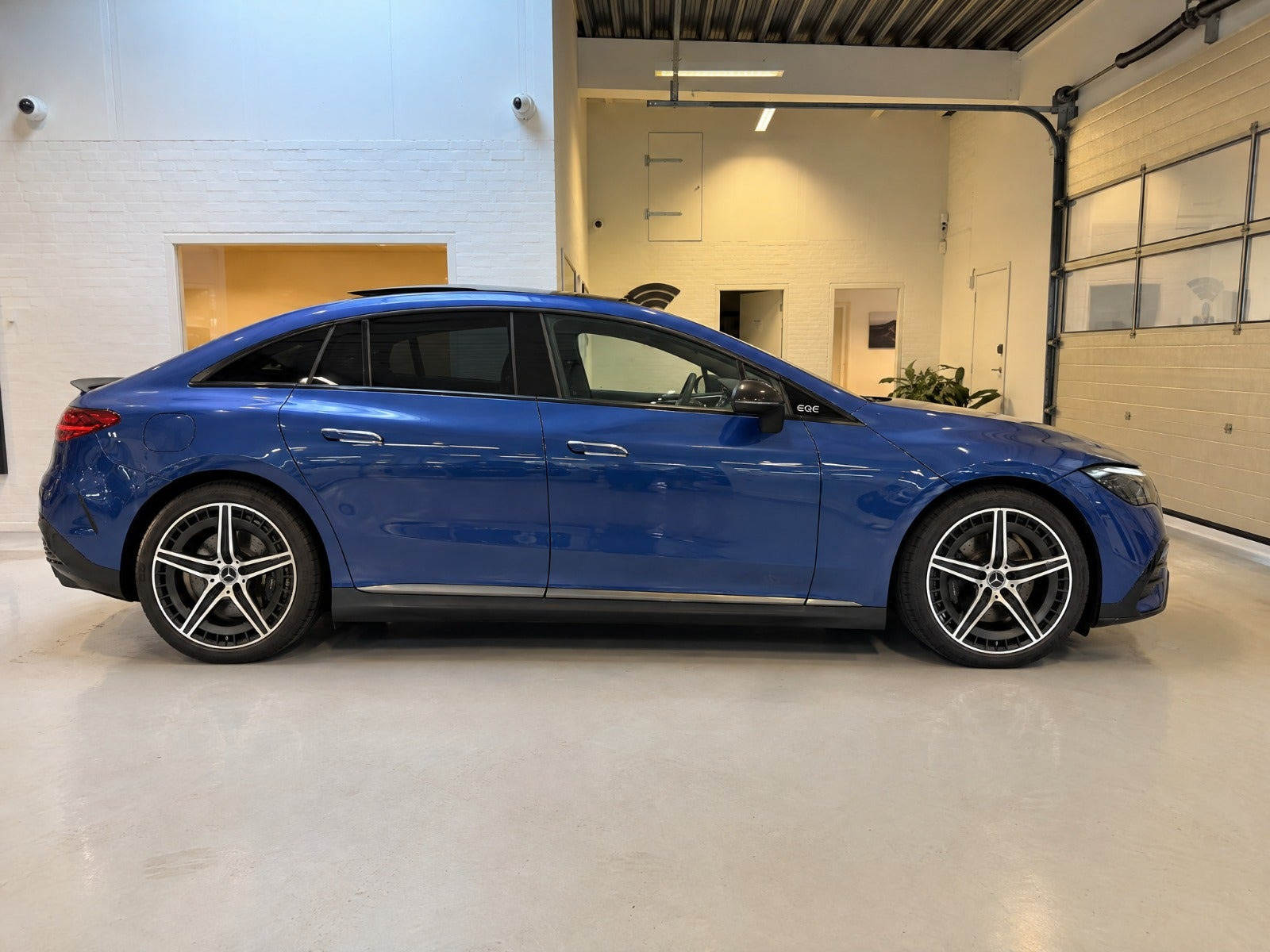 Blå Mercedes EQE43 fra 2023