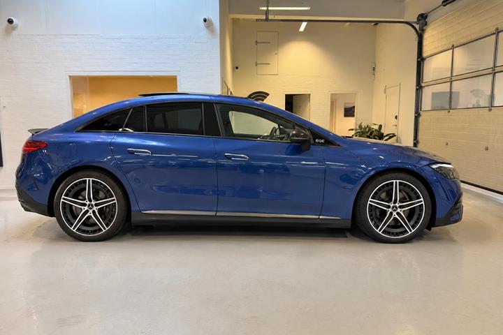 Blå Mercedes EQE43 fra 2023