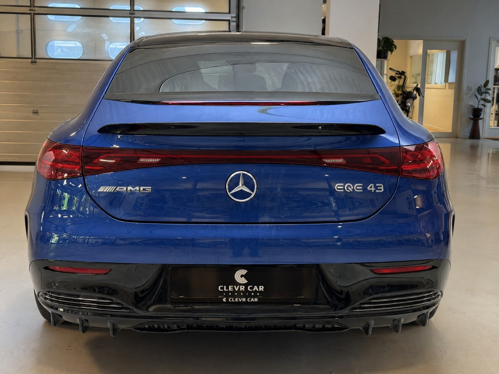 Blå Mercedes EQE43 fra 2023