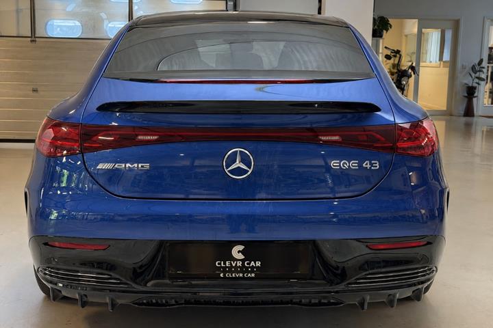 Blå Mercedes EQE43 fra 2023