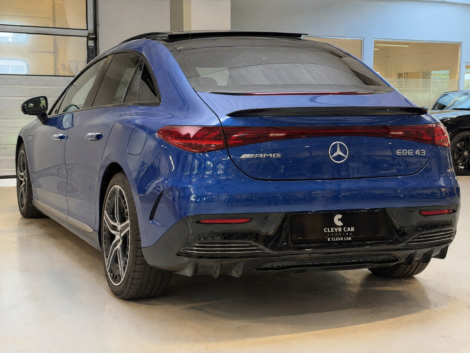 Blå Mercedes EQE43 fra 2023