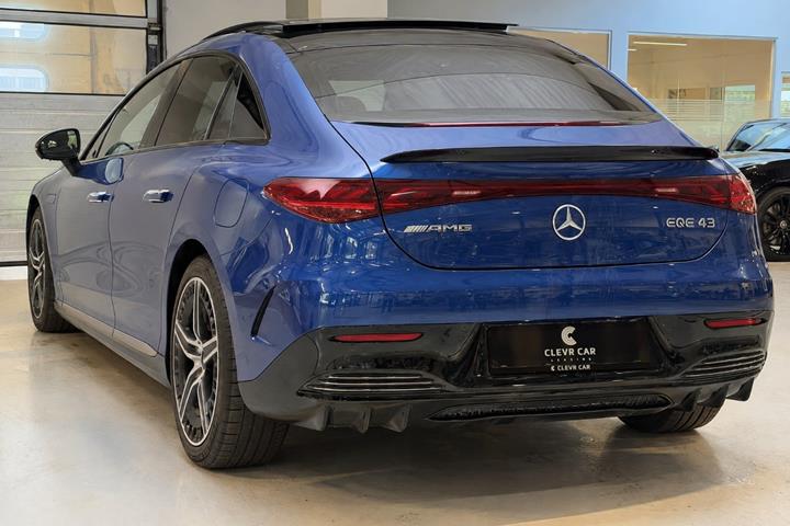Blå Mercedes EQE43 fra 2023