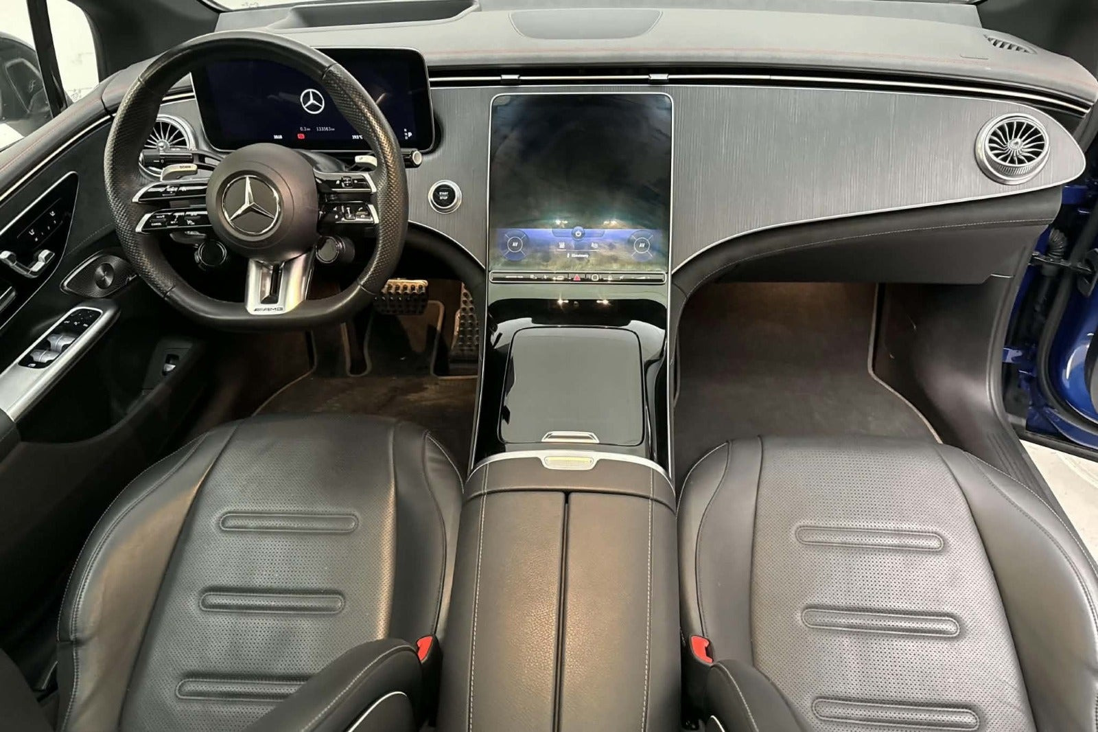 Blå Mercedes EQE43 fra 2023