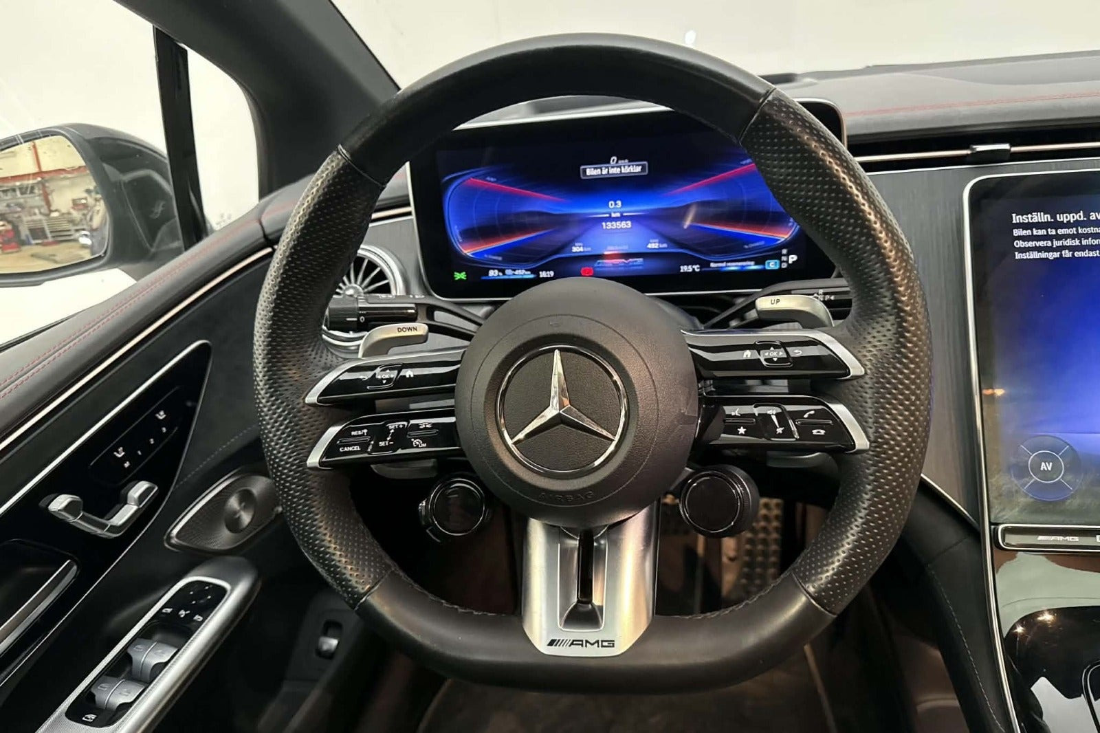 Blå Mercedes EQE43 fra 2023
