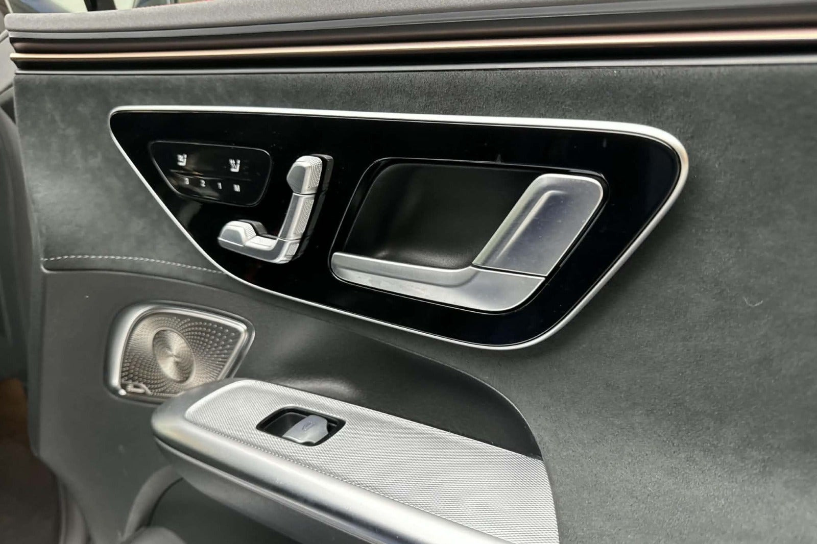 Blå Mercedes EQE43 fra 2023