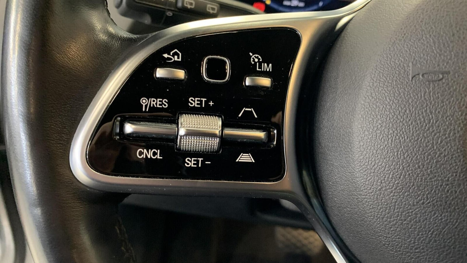 Blå Mercedes EQA250+ fra 2023