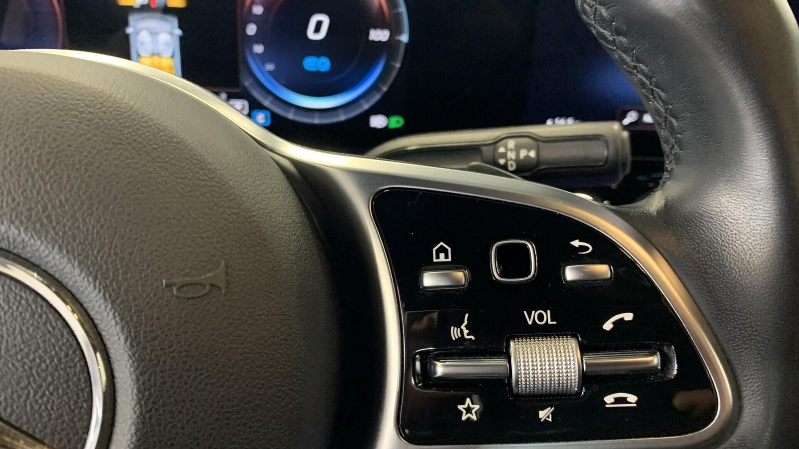 Blå Mercedes EQA250+ fra 2023