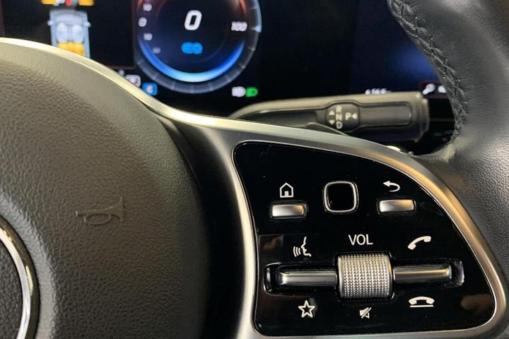 Blå Mercedes EQA250+ fra 2023