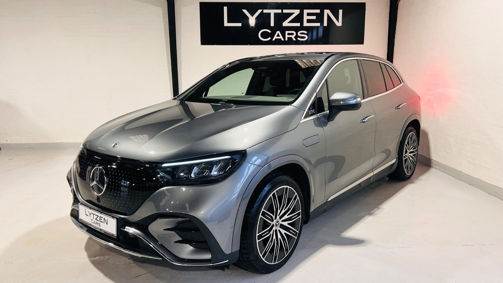 Grå Mercedes EQE350 SUV fra 2025