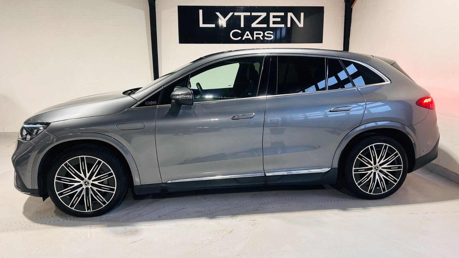 Grå Mercedes EQE350 SUV fra 2025