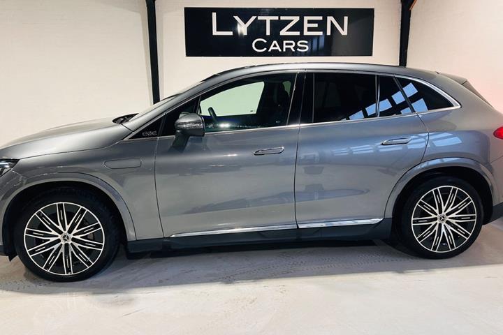 Grå Mercedes EQE350 SUV fra 2025