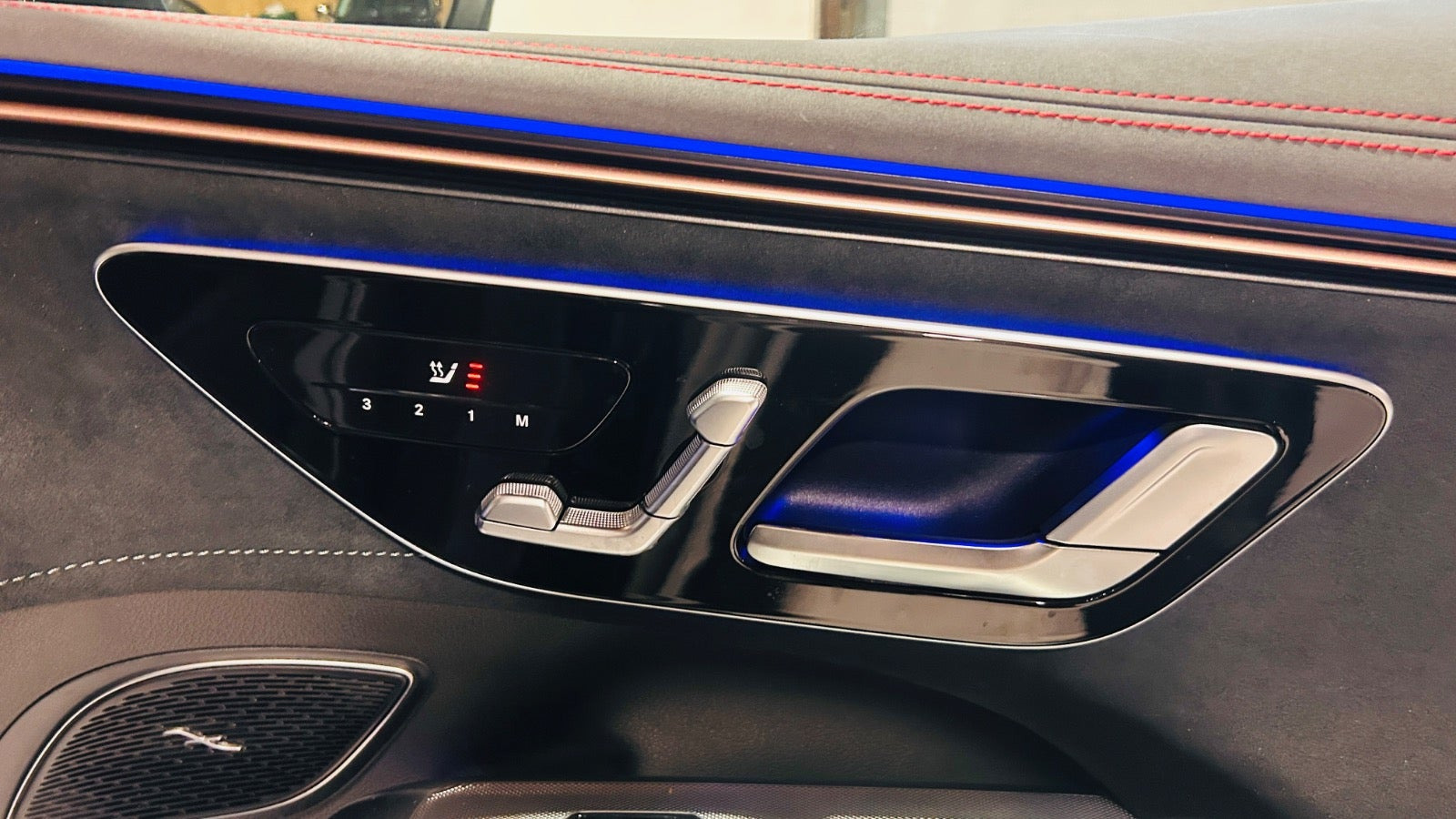 Grå Mercedes EQE350 SUV fra 2025