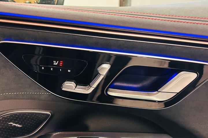 Grå Mercedes EQE350 SUV fra 2025