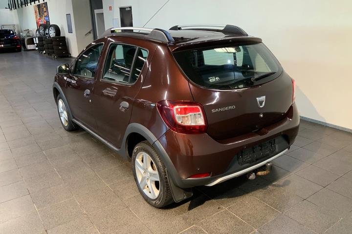 Brun Dacia Sandero Stepway fra 2016