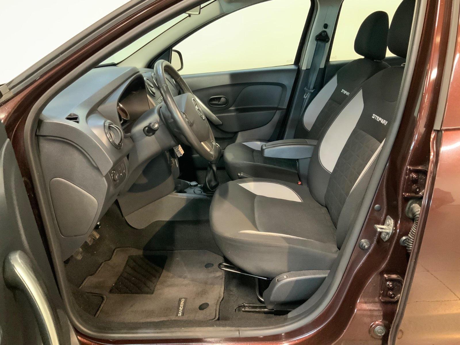 Brun Dacia Sandero Stepway fra 2016