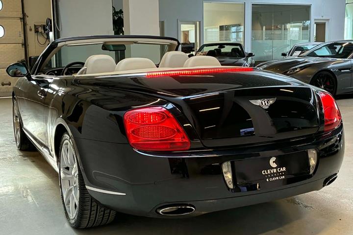 Sort Bentley Continental GTC fra 2010