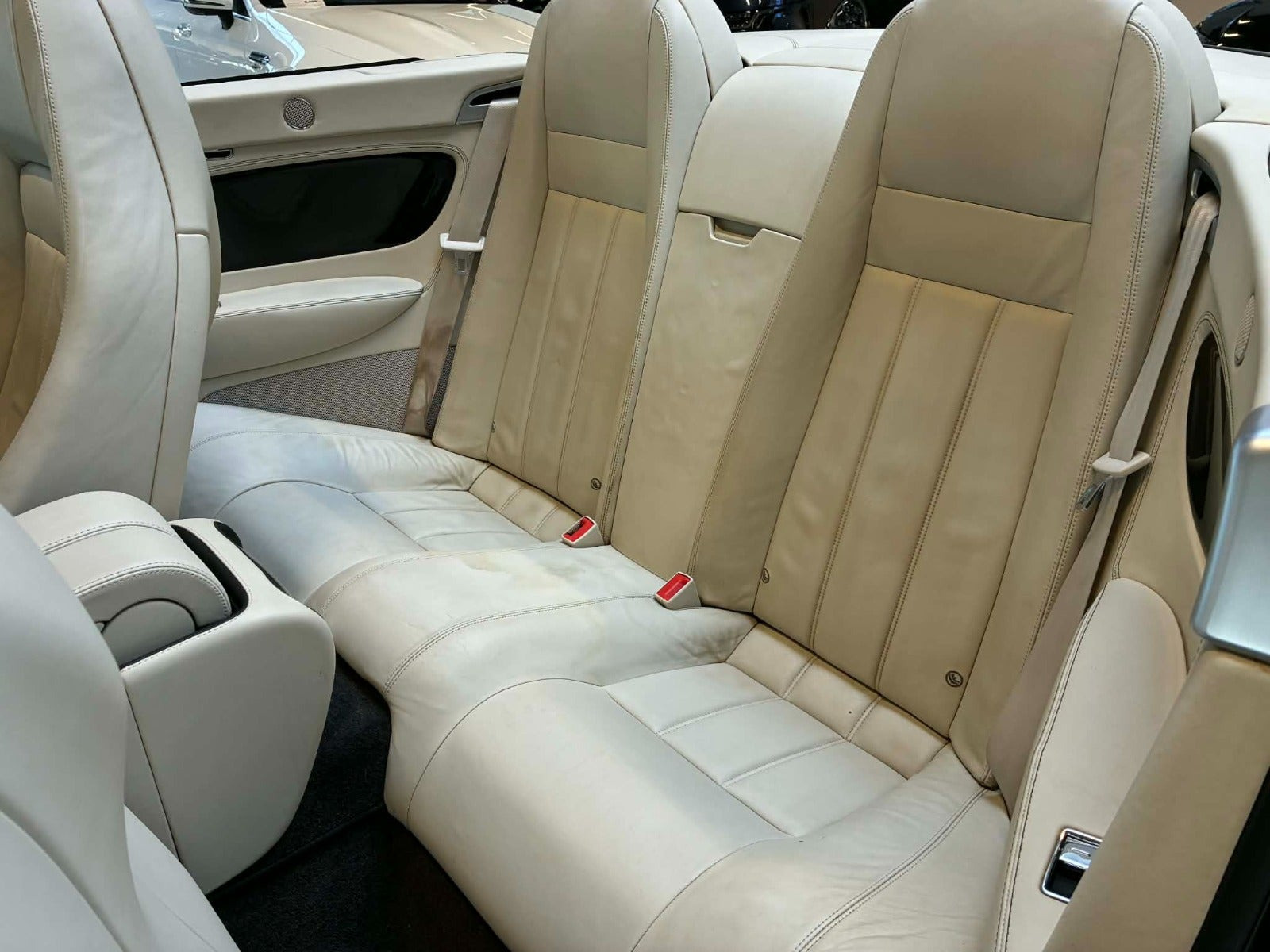 Sort Bentley Continental GTC fra 2010