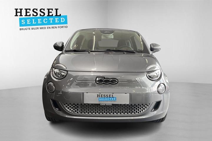Grå Fiat 500e fra 2023