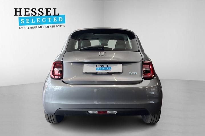 Grå Fiat 500e fra 2023