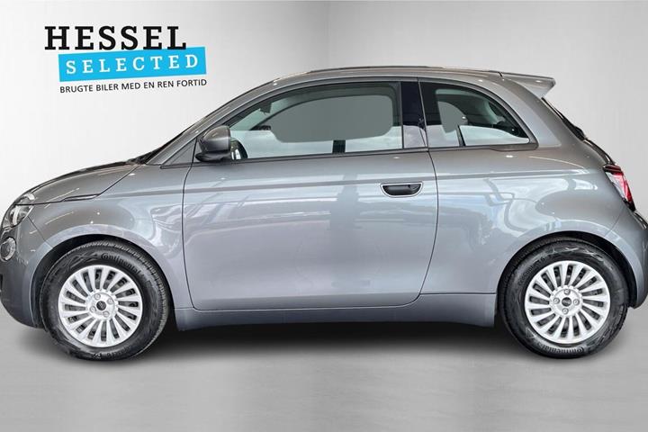 Grå Fiat 500e fra 2023