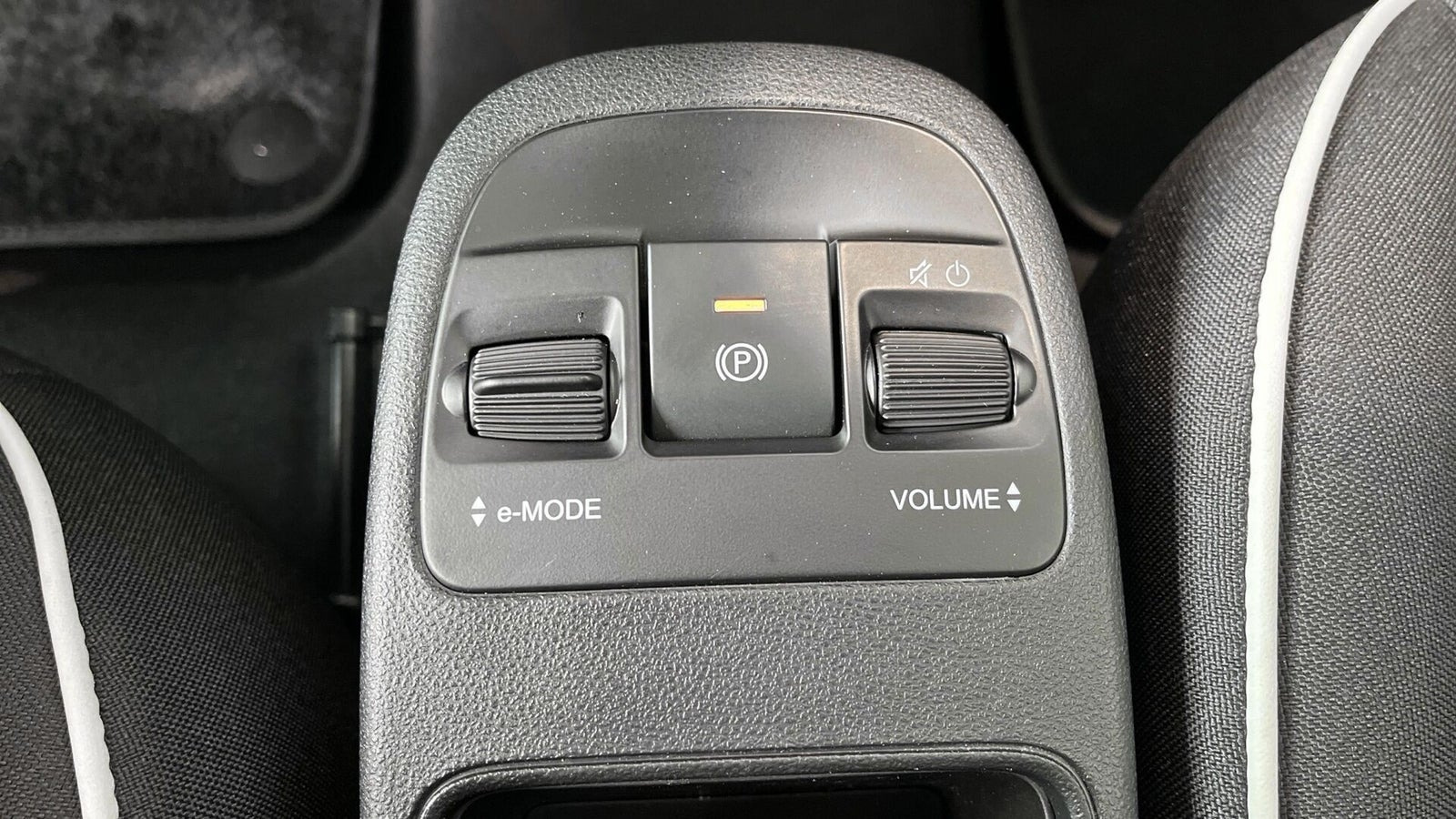 Grå Fiat 500e fra 2023