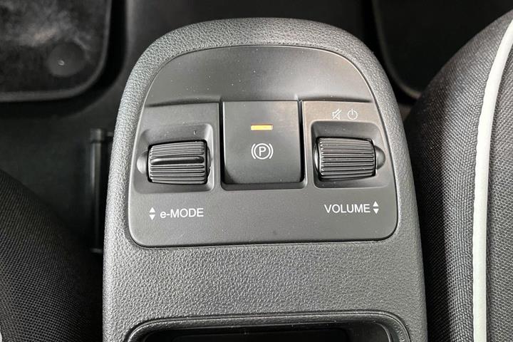 Grå Fiat 500e fra 2023